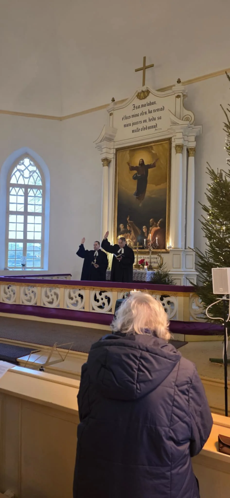A group of men in a church

AI-generated content may be incorrect.