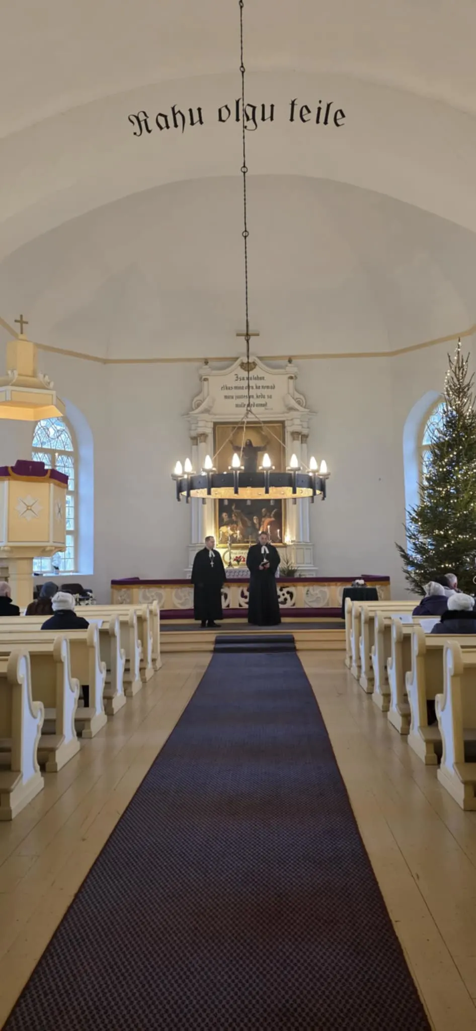 A group of people in a church

AI-generated content may be incorrect.