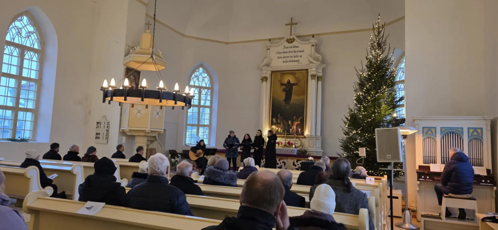 A group of people in a church

AI-generated content may be incorrect.