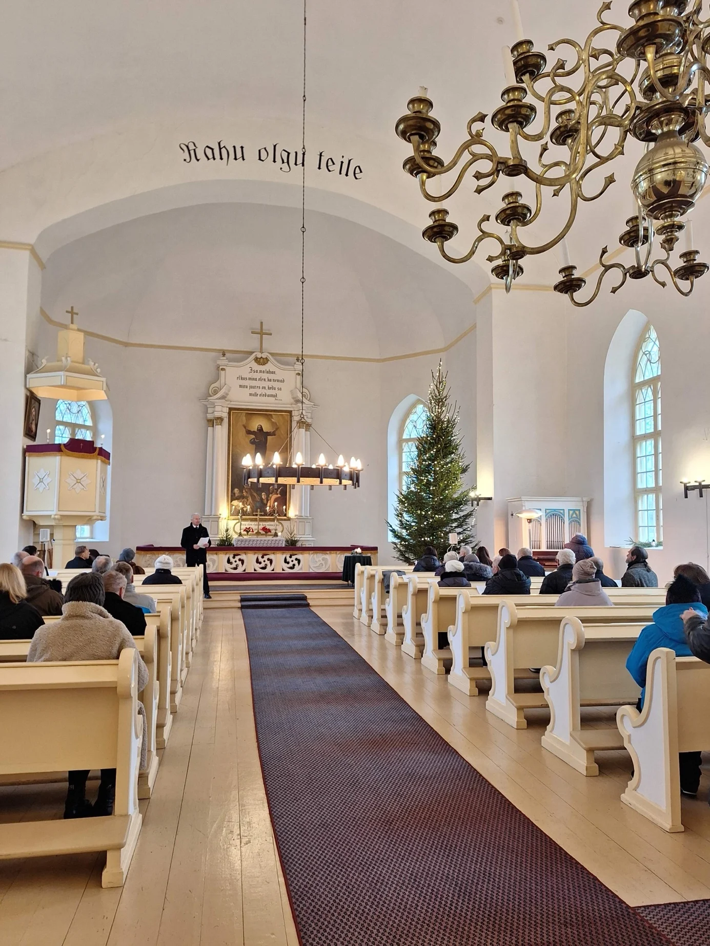 A group of people in a church

AI-generated content may be incorrect.