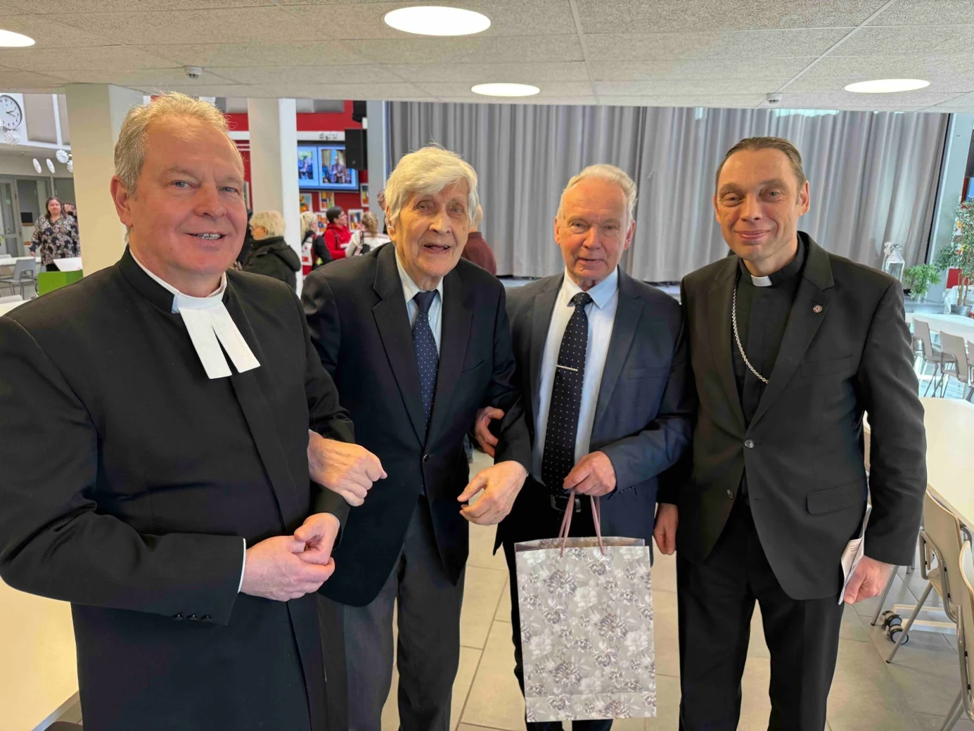 A group of men in suits

AI-generated content may be incorrect.