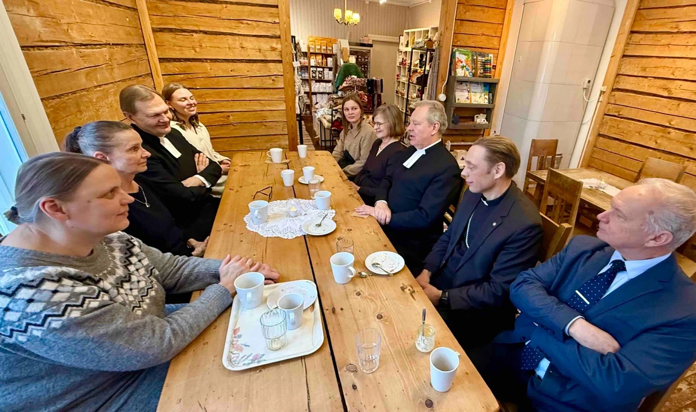 A group of people sitting around a table

AI-generated content may be incorrect.