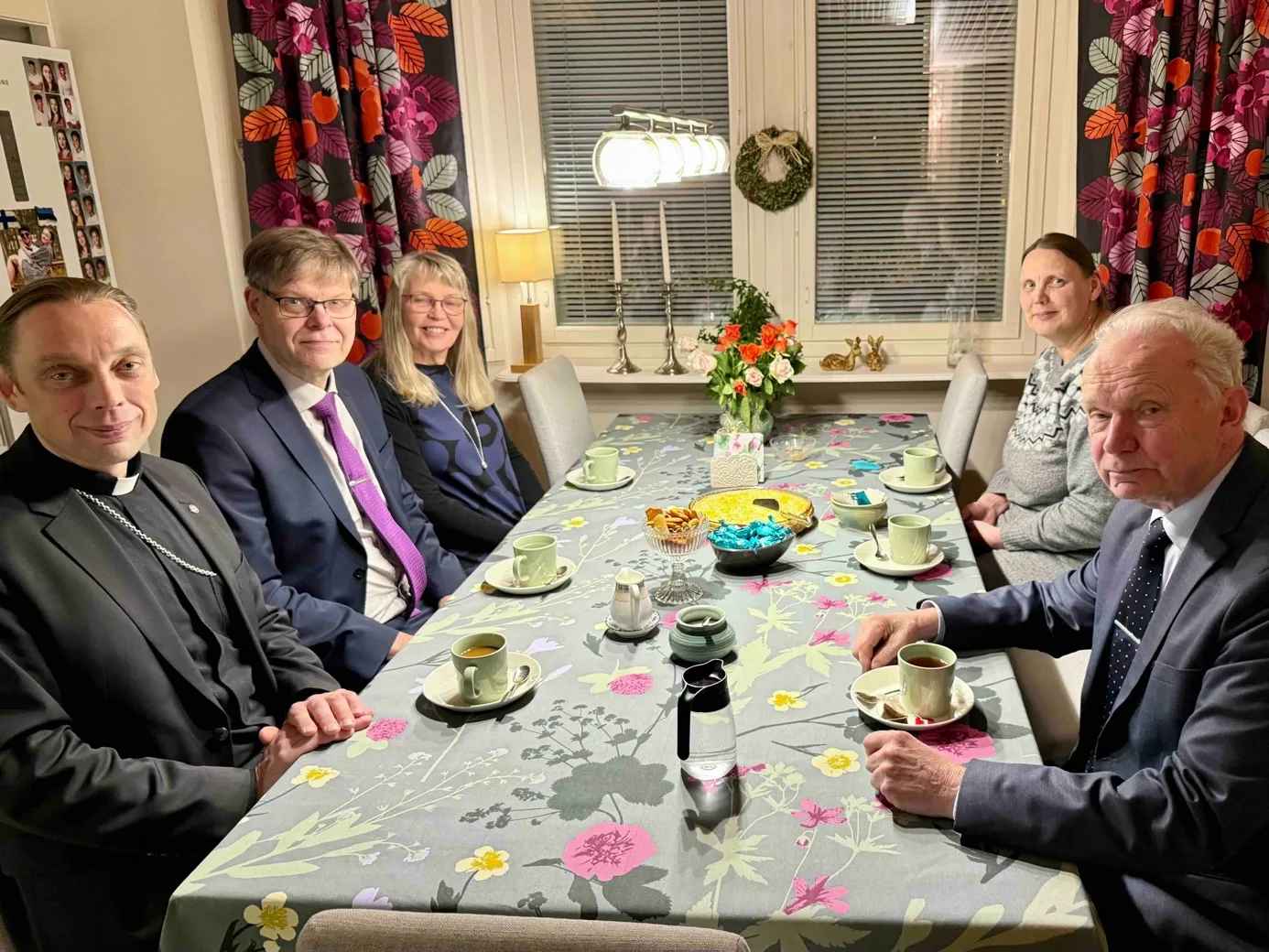A group of people sitting around a table

AI-generated content may be incorrect.